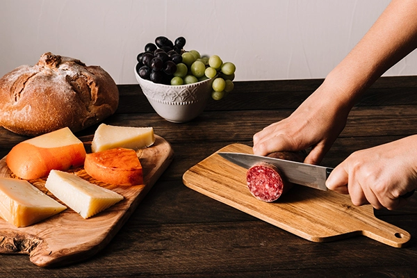 Planche apéritive avec charcuterie, fromages et raisins chez Miaouthé, bar à chats à Bordeaux
